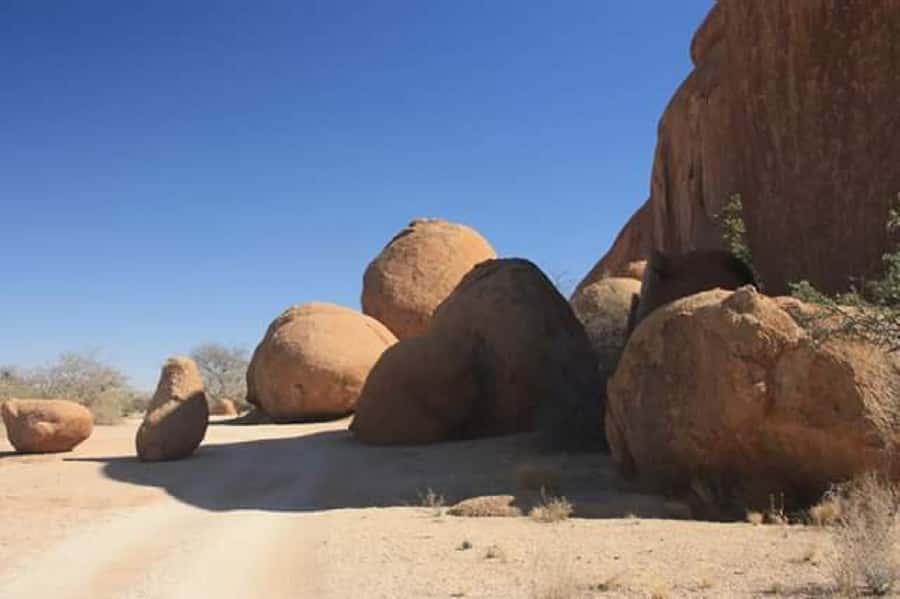 Spitzkoppe : via Zeila Shipwreck - Bushman Rock Art: How to Look Without Rushing
